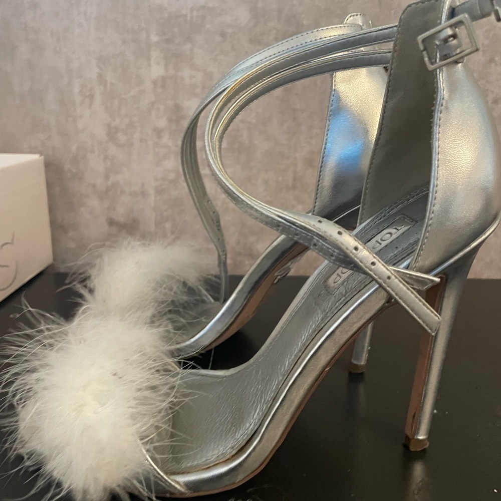 Top Shop Feather Sandal gently worn good condition . Super sexy !